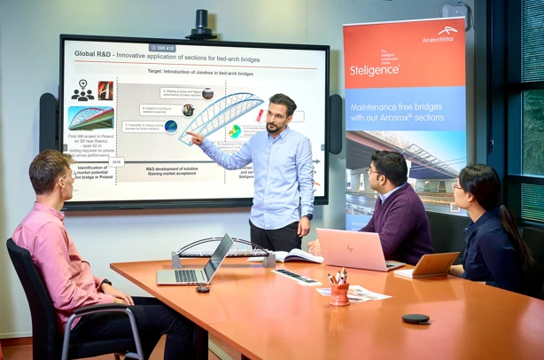 Spotkanie zespołu w biurze podczas prezentacji na temat innowacyjnych zastosowań konstrukcji mostów