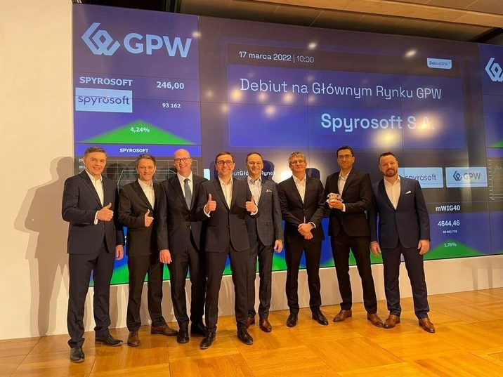 Zespół Spyrosoft świętuje debiut firmy na Głównym Rynku GPW w eleganckich garniturach
