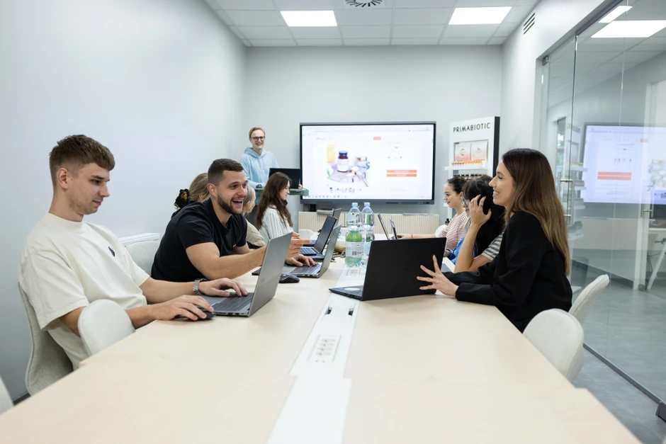 Zespół młodych pracowników podczas kreatywnego spotkania w nowoczesnej sali konferencyjnej biura