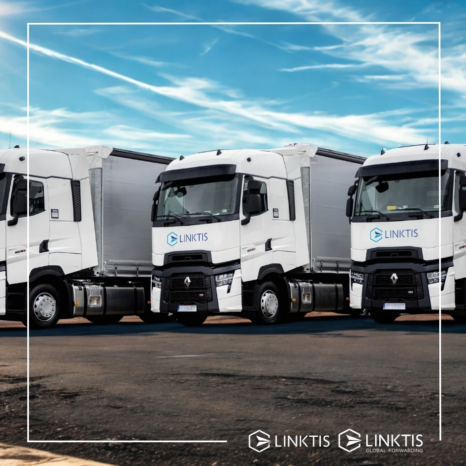 Flota nowoczesnych białych ciężarówek Linktis przygotowana do międzynarodowego transportu i logistyki.