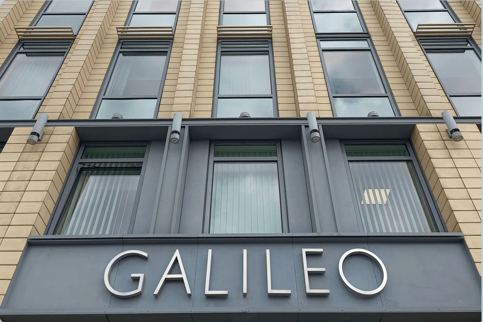 Nowoczesny budynek biurowy z nazwą Galileo wyeksponowaną nad wejściem