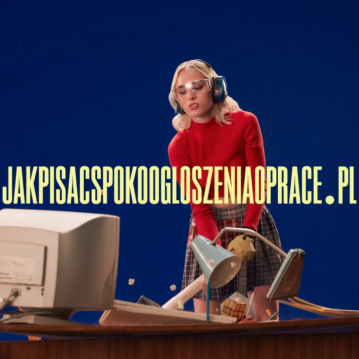 Kobieta w okularach ochronnych i nausznikach uderza młotkiem w przedmioty na biurku w kreatywnym biurze