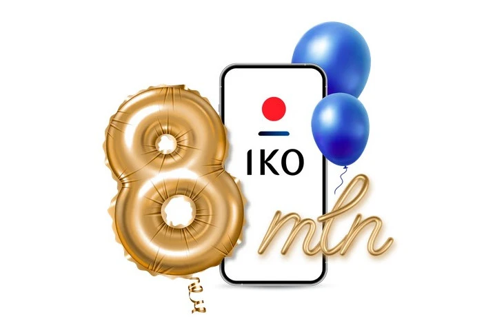 Ilustracja smartfona z logo IKO oraz balonami symbolizującymi 8 milionów użytkowników aplikacji