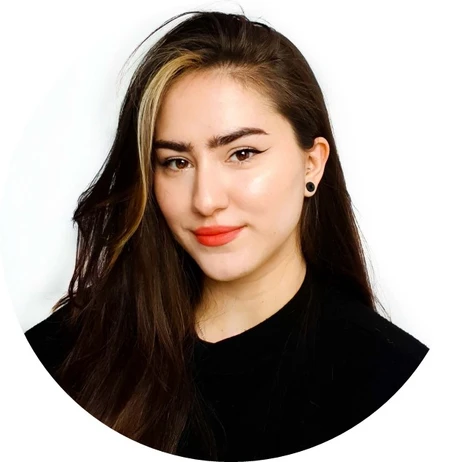 Młoda kobieta z długimi brązowymi włosami i pomalowanymi ustami na jasno czerwoną szminkę na białym tle