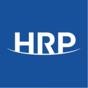 Logo firmy HRP przedstawione na niebieskim tle z białymi literami i stylizowaną linią pod nimi