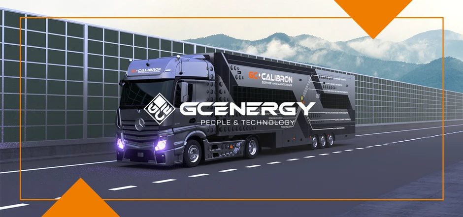 Nowoczesna ciężarówka GCENERGY stoi na drodze z górskim krajobrazem w tle w scenie korporacyjnej