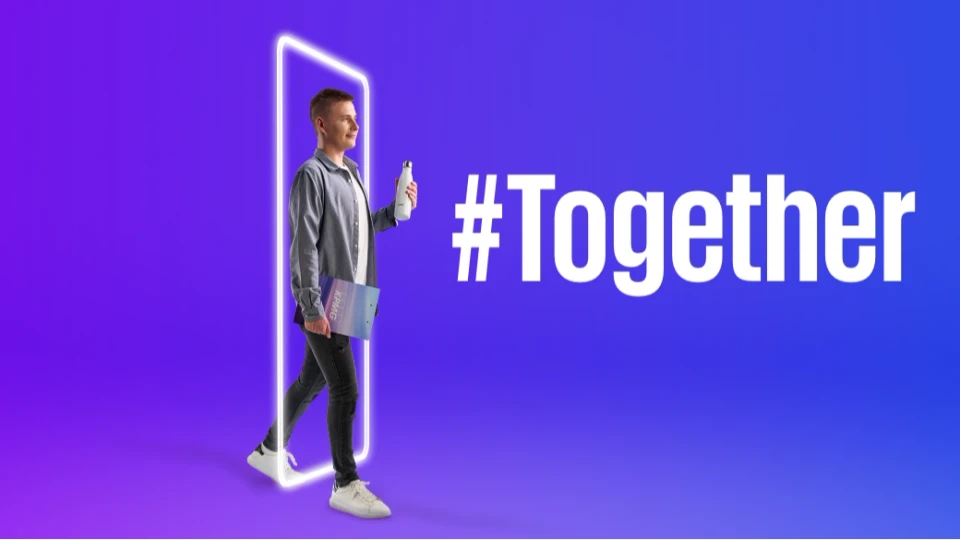 Młody mężczyzna wychodzi przez świetlny portal trzymając bidon i teczkę obok napisu #Together
