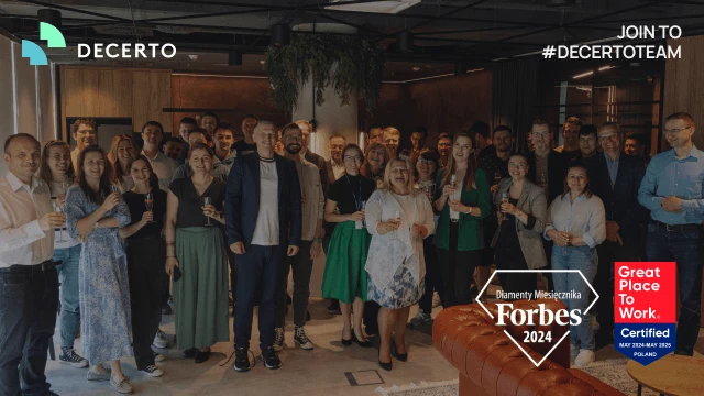 Zespół pracowników Decerto podczas spotkania w nowoczesnym biurze z nagrodami Forbes i Great Place to Work