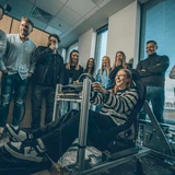 Grupa uśmiechniętych pracowników w nowoczesnym biurze podczas wspólnej chwili relaksu