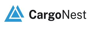 Logo firmy CargoNest z niebieskim symbolem geometrycznym i czarnym napisem na białym tle