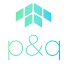 Logo firmy p&q w kolorach zielonym i niebieskim z geometrycznym symbolem u góry