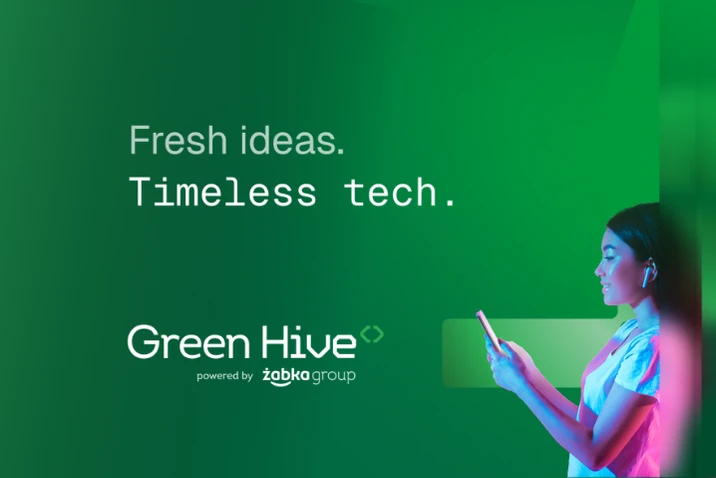 Młoda kobieta korzysta z telefonu na zielonym tle z napisem Green Hive i hasłem Fresh ideas Timeless tech