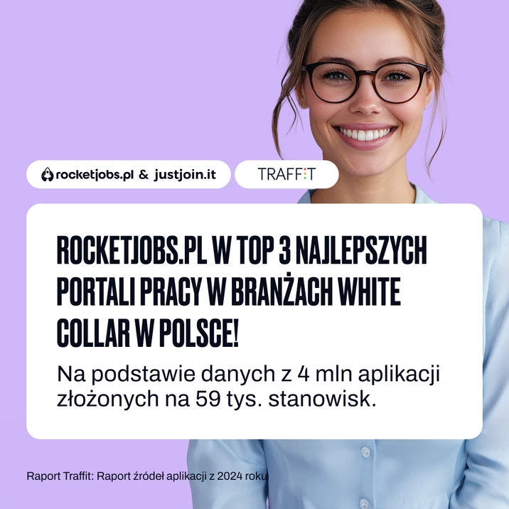 Uśmiechnięta kobieta w okularach prezentuje informację o portalu rocketjobs.pl w czołówce ofert pracy w Polsce