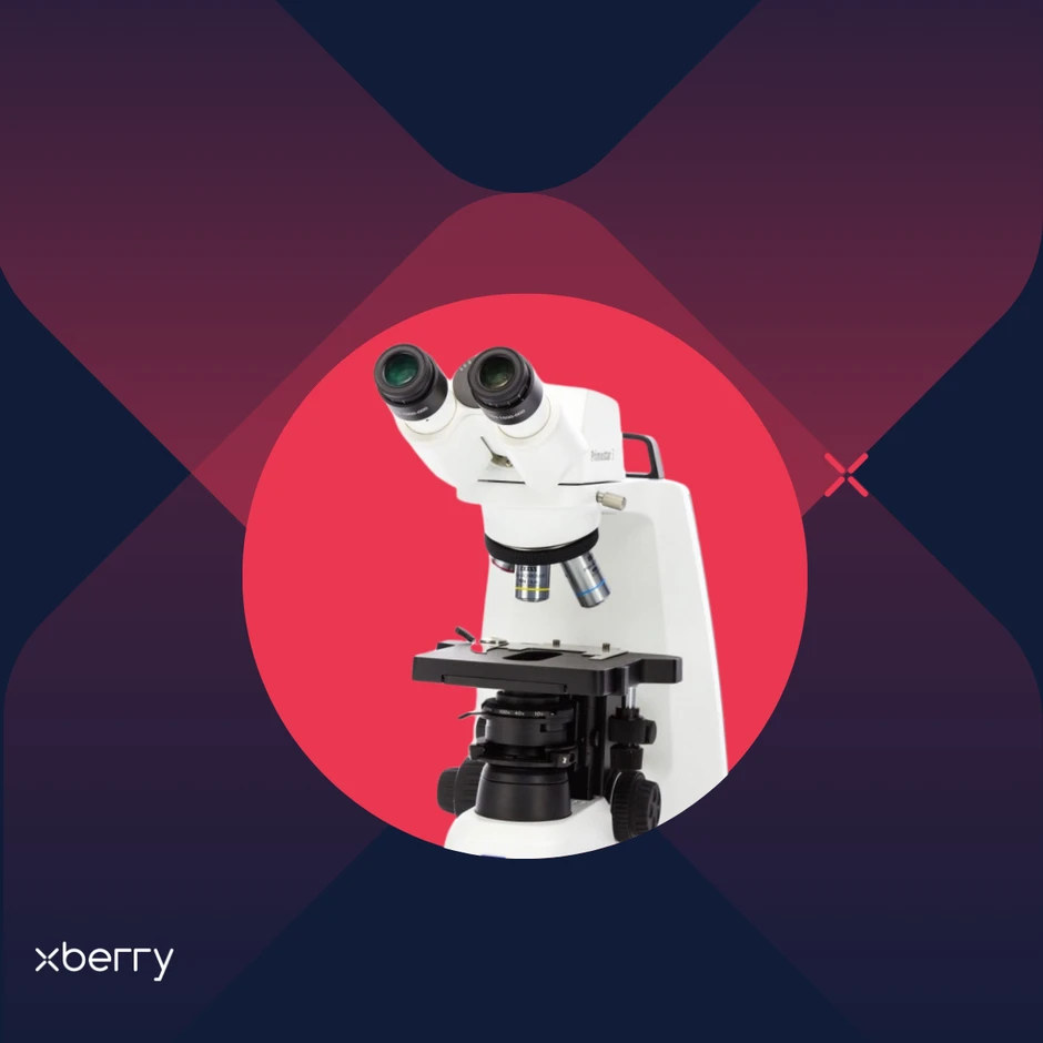 Mikroskop stereoskopowy na tle czerwonego koła, symbol nowoczesnych badań naukowych w firmie