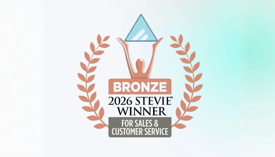 Logo nagrody Bronze Stevie Winner 2026 za sprzedaż i obsługę klienta z stylizowaną postacią i liśćmi laurowymi