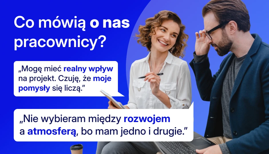 Dwóch uśmiechniętych pracowników omawia projekt na laptopie w przyjaznej atmosferze biura
