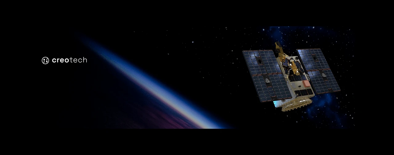 Widok satelity z panelami słonecznymi unoszącego się nad granicą ziemskiej atmosfery w kosmosie