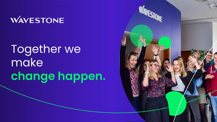 Zespół Wavestone w biurze radośnie pozdrawia i pokazuje energię oraz zaangażowanie w zmiany