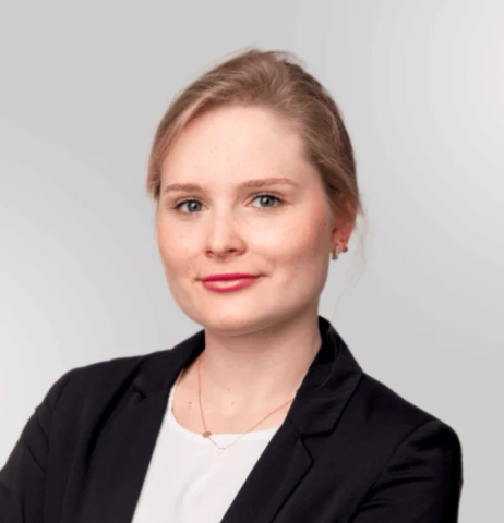 Zdjęcie profilowe młodej kobiety w eleganckim czarnym żakiecie na jasnym tle
