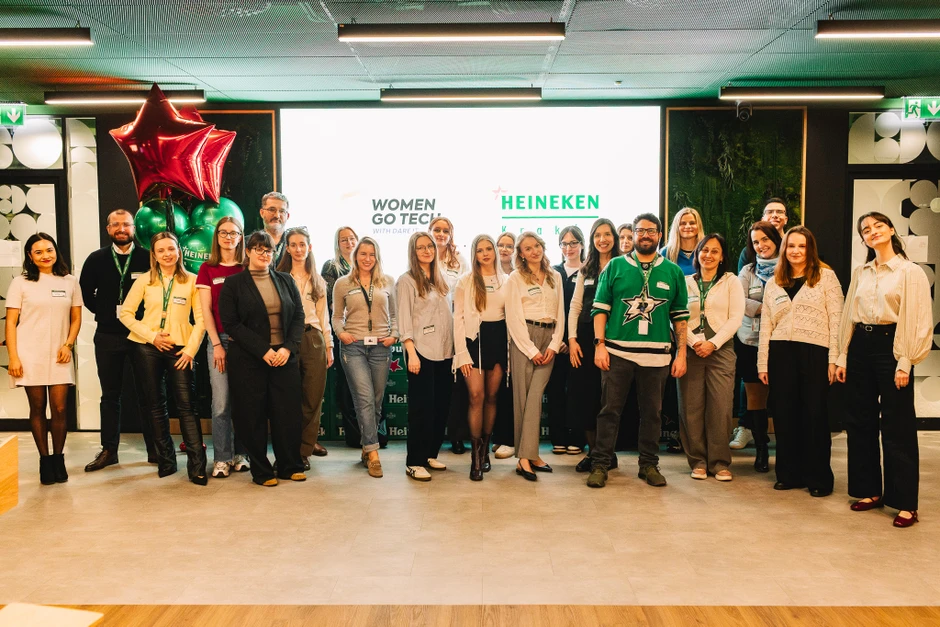 Grupa pracowników podczas wydarzenia Women Go Tech w biurze Heineken Kraków z dekoracjami balonowymi