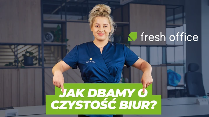 Uśmiechnięta sprzątaczka w firmowym uniformie na tle nowoczesnego biura z napisem o czystości